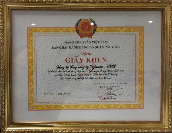 Quận ủy Cầu Giấy tặng giấy khen về thành tích xuất sắc trong thực hiện Nghị quyết Trung ương 3 (khóa VIII) cho Đảng bộ Tổng công ty Viglacera - CTCP